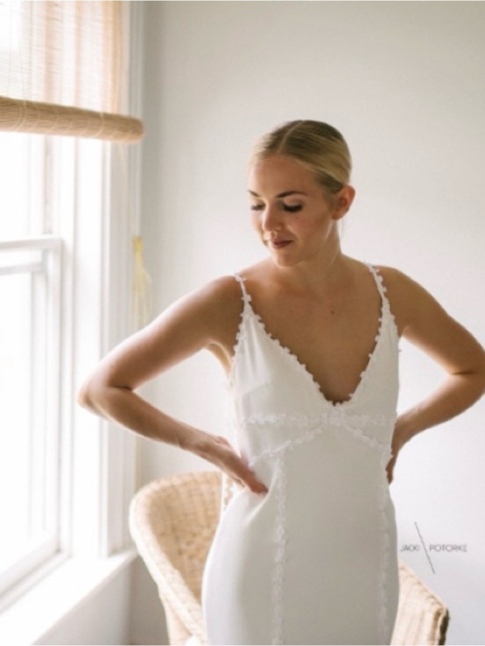 Lein Classic White V-Neck Slip Wedding Dress